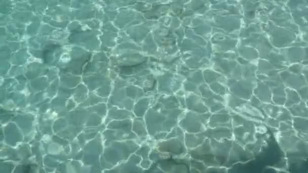 Γαλάζια νερά με λαμπρό καυστικών ουσιών. — Αρχείο Βίντεο