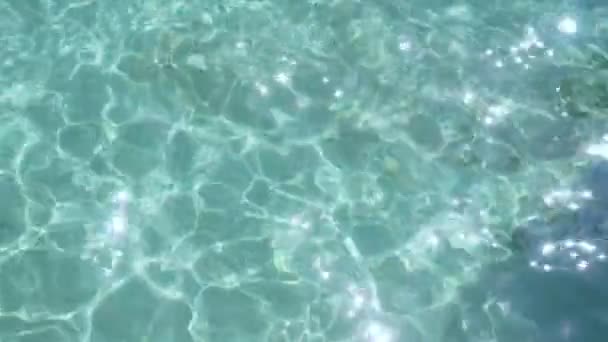 Água azul com cáusticas brilhantes . — Vídeo de Stock