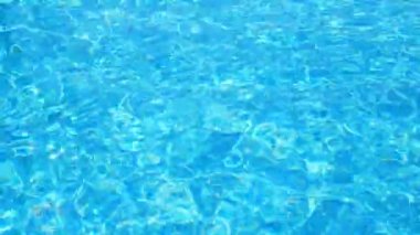 Işık yansımaları ile havuz mavi su dalgalanma.