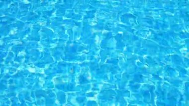 Işık yansımaları ile havuz mavi su dalgalanma.