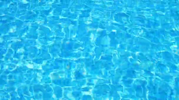 在池子里的蓝色水面上, 有光线反射. — 图库视频影像