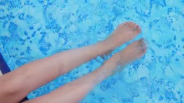 Havuzda sıçramasına kadın bacakları.