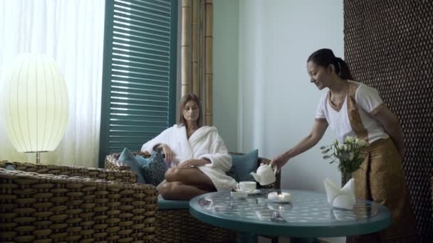 Thajské Ženy Sloužit Čaj Mladá Žena Županu Spa Salonu — Stock video