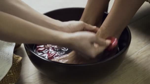 Женщина моет красивые ноги в миске . — стоковое видео