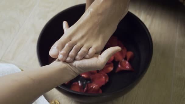 Жінка миє красиві ноги в мисці . — стокове відео
