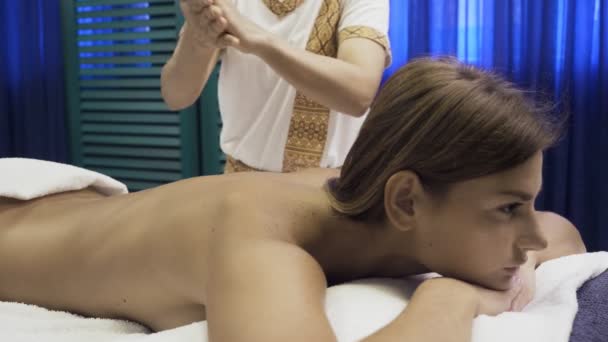 Frau mit Massage mit einem Öl. — Stockvideo