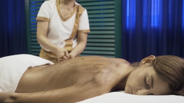 Terug massage met chocolade hidratatie masker. — Stockvideo