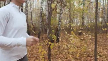 Sonbahar parkta çalışan sarışın genç kadın.