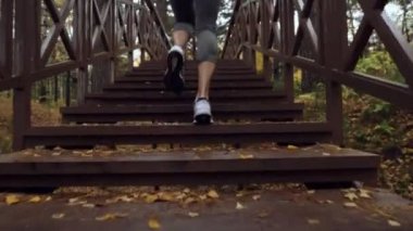 Sabah eğitim üst katta çalışan kadın.