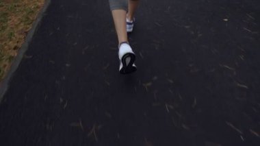 Sonbahar parkta çalışan genç sportif kadın.