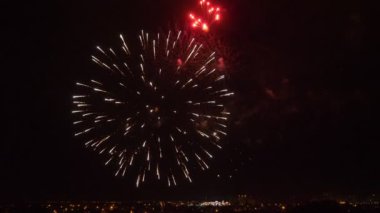 gece muhteşem havai fişek