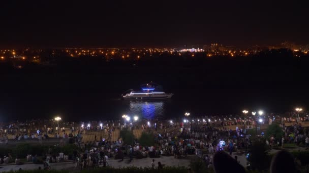 RUSSIE, TYUMEN - 28 juillet 2018. Naberezhnaya. Les gens marchent — Video