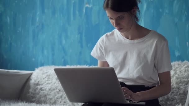 Freelancer vrouw die op laptop thuis werkt. — Stockvideo