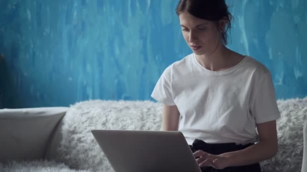 Freelancer vrouw die op laptop thuis werkt. — Stockvideo