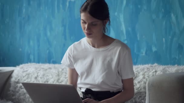 Freelancer vrouw die op laptop thuis werkt. — Stockvideo