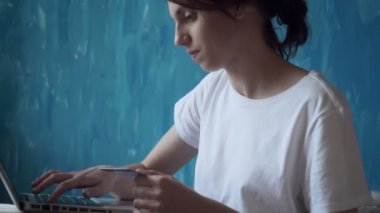 Kadın online alışveriş yapar ve plastik kart tarafından öder.