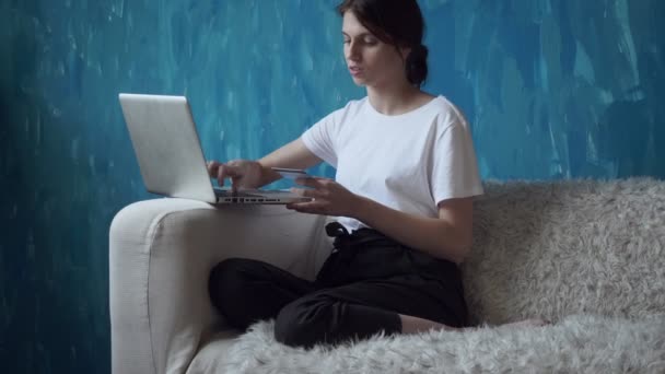 Vrouw maakt online aankopen en betaalt door plastic kaart. — Stockvideo