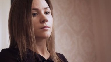 Genç kadın piyanist büyük piyano oynuyor