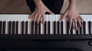 Genç kadın piyanist eller oyun büyük piyano