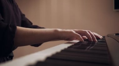 WOMANS eller büyük piyano oynuyor