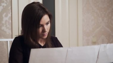 Genç kadın piyanist büyük piyano oynuyor