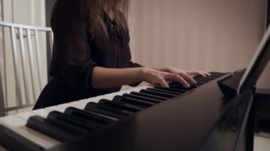 WOMANS eller büyük piyano oynuyor