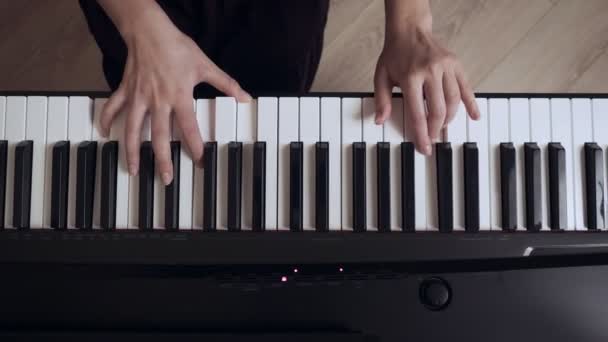 Unga kvinnor pianist händer spelar Grand Piano — Stockvideo