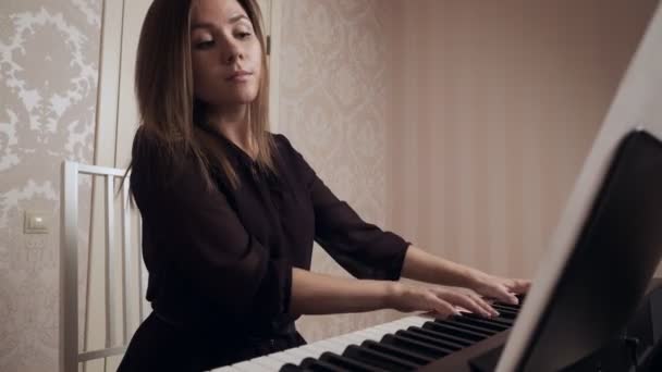 Joven pianista femenina tocando Grand Piano — Vídeo de stock