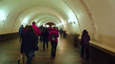 Moskova, Rusya - 12 Ekim 2018: metro istasyonuna yürüyüş insanlar.