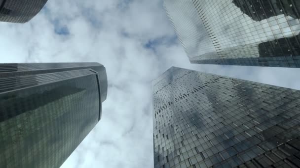 Pohled zdola moderních mrakodrapů zamračená obloha pozadí. — Stock video