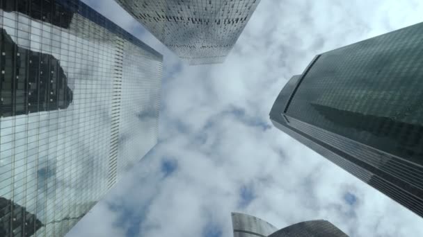 Вид знизу сучасних хмарочосів на фоні хмарного неба . — стокове відео