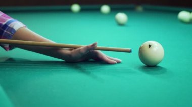 El hedefleyen ve Rus bilardo topu Hits.