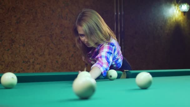 Junge blonde Frau spielt in russischem Billard. — Stockvideo