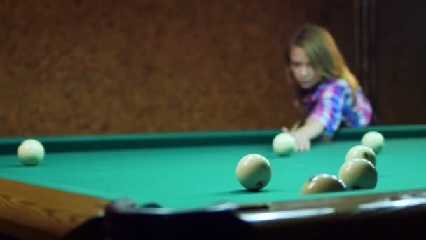 Junge blonde Frau spielt in russischem Billard. — Stockvideo