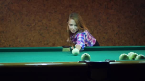 Junge blonde Frau spielt in russischem Billard. — Stockvideo