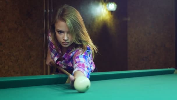 Mladá blondýnka hraje na ruském kulečníku. — Stock video