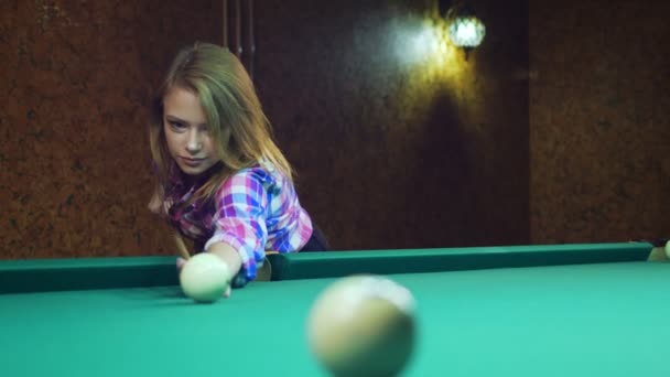 Junge blonde Frau spielt in russischem Billard. — Stockvideo