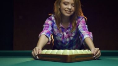 Rus bilardo oynarken seksi sarışın kız.