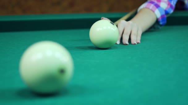 Mano apuntando y golpea la pelota de billar ruso . — Vídeos de Stock