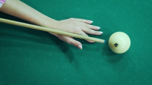 Kéz, amelynek célja és eléri a labdát az orosz biliárd. — Stock videók