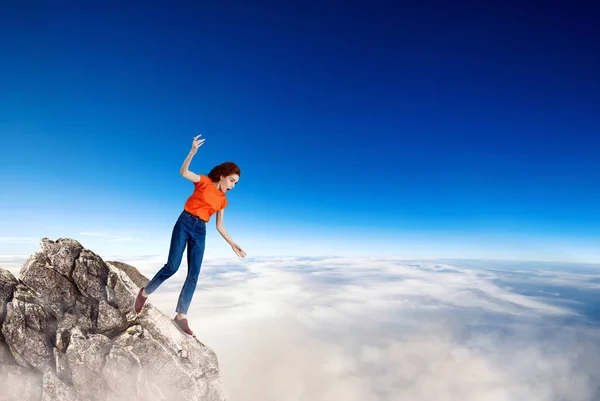 Woman stumbled on the rocks and going to falls down. — Stock Photo, Image