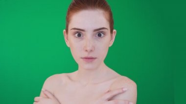 Sürpriz Redhead kadın kamera poz.