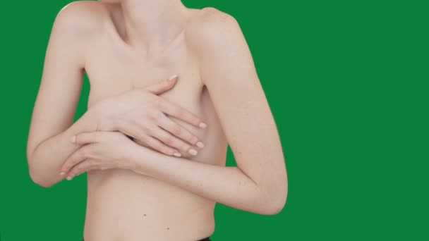 Junge Frau untersucht ihre Brust auf Krebssymptome — Stockvideo