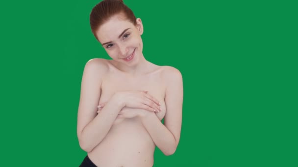 Naked woman cover her breast with hands, smiling and flirting on camera. — Stock Video