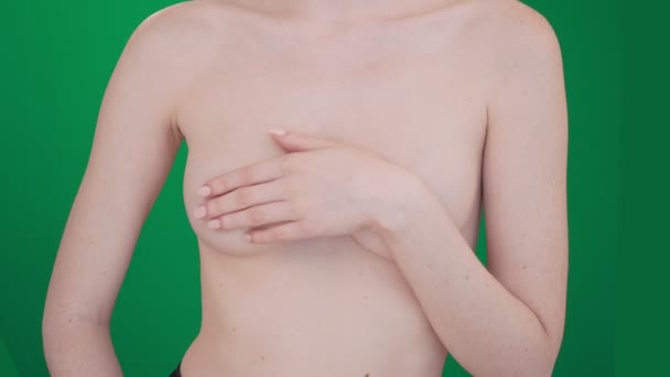 Женщина закрывает грудь и касается руками, позируя на камеру — стоковое видео