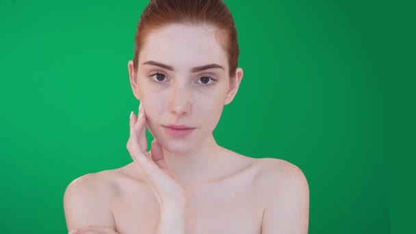 Redhead woman posing, smiling on camera with naked shoulders. — Stock Video