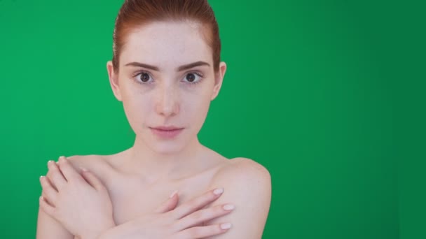 Cute redhead woman playing on camera with naked shoulders. — Stock Video