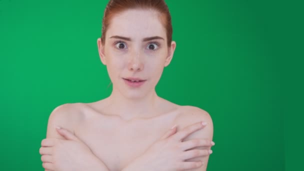 Verrast redhead vrouw poseren op de camera. — Stockvideo