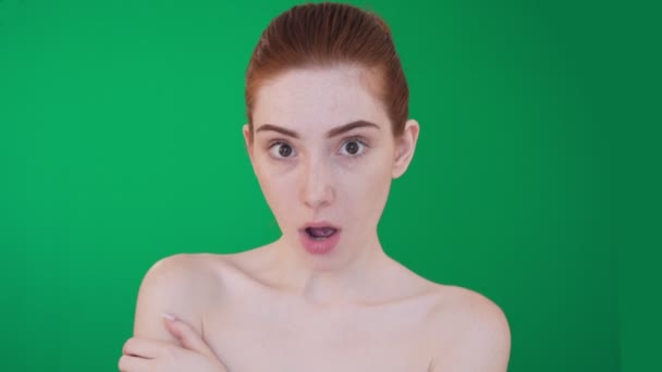 驚いた赤毛の女性のポーズカメラ. — ストック動画