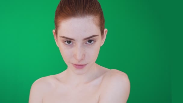 Redhead woman posing and fooling around with naked shoulders. — Stock Video